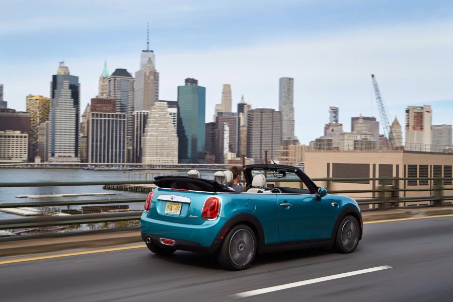  Mini Cooper Cabrio 2016 года  (US) (фото 2 из 26)